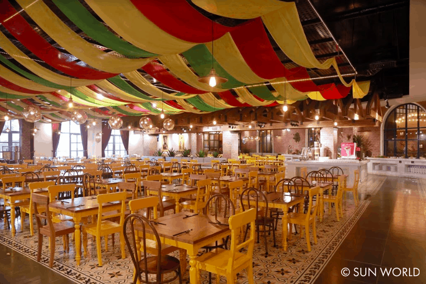 Đèn vàng lấp lánh cùng những dải màu rực rỡ là điểm nhấn cho không gian nhà hàng Arapang.