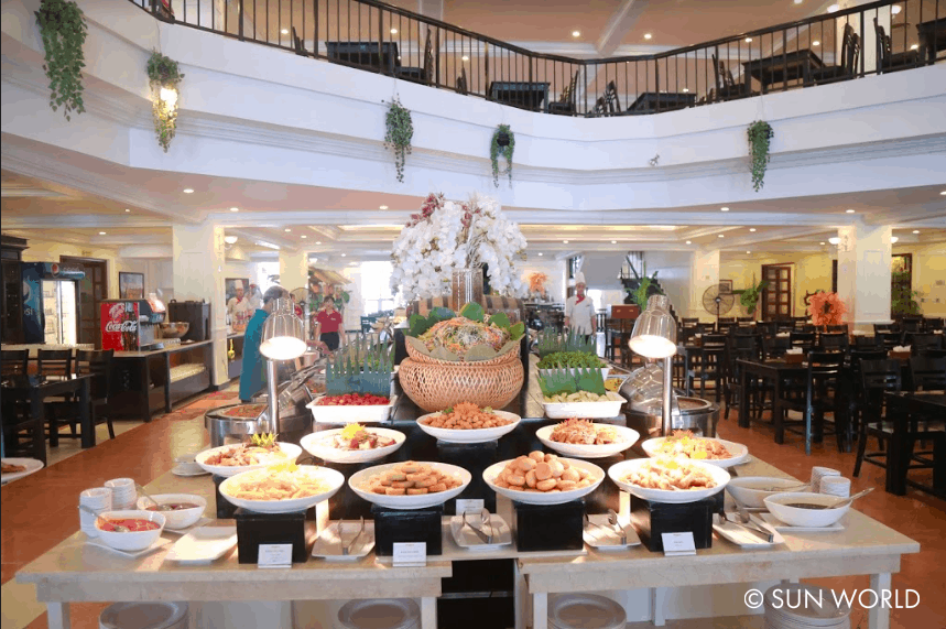Thưởng thức hương vị ẩm thực truyền thống với hơn 70 món ăn hấp dẫn tại nhà hàng Buffet Club.