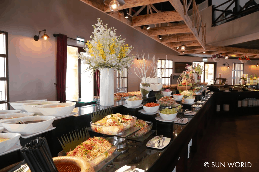 Thực đơn đa dạng với hơn 70 món ăn hấp dẫn đưa du khách thưởng thức hương vị ẩm thực vòng quanh thế giới độc đáo. 