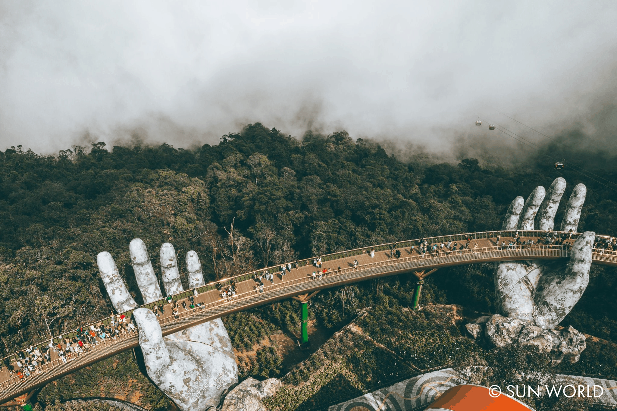 Cầu Vàng Đà Nẵng đưa du khách lạc vào chốn “Bồng lai tiên cảnh” giữa mây trời ngút ngàn.