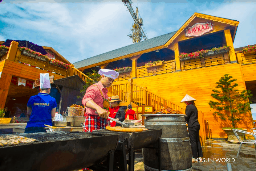 Tại Kavkaz, các đầu bếp chế biến món ăn ở ngoài trời