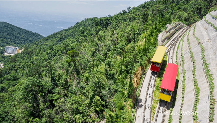 Chuyến hành trình 1 phút 30 giây trên tàu hoả leo núi Ba Na Hills giúp du khách có thể ngắm nhìn toàn cảnh núi rừng hùng vĩ.