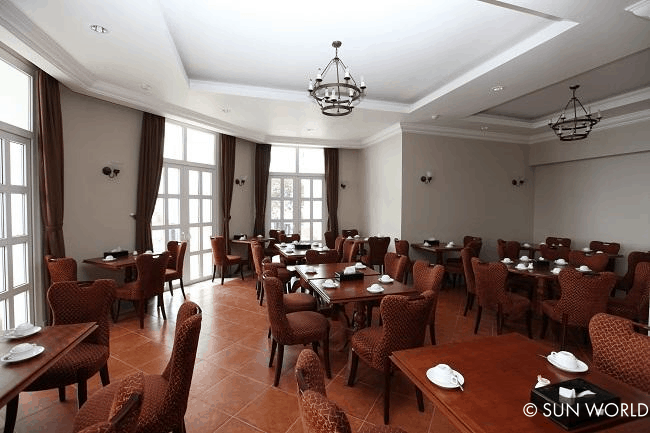 Không gian nhà hàng ở khách sạn Debay: sang trọng theo phong cách Pháp cổ