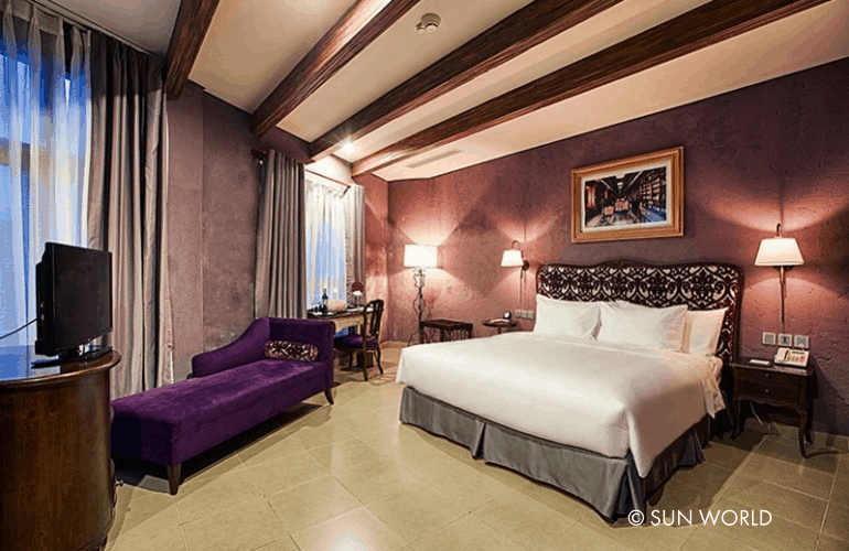 Nội thất được bày trí tinh tế theo phong cách Pháp cổ tại các phòng khách sạn