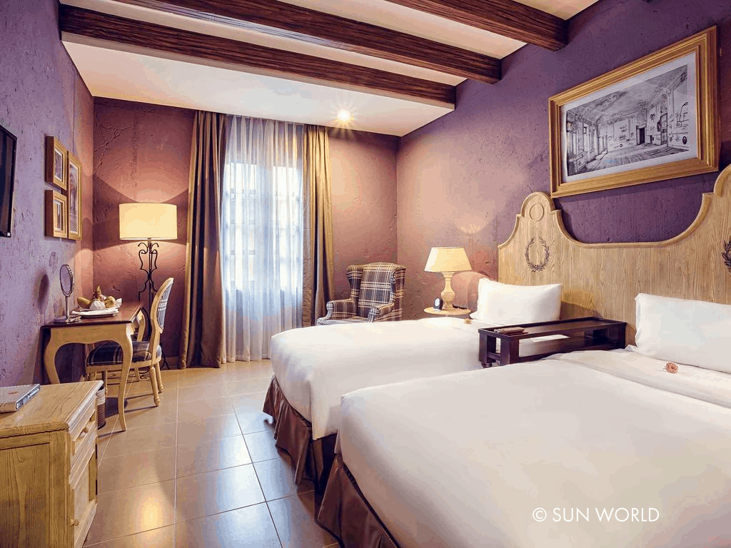 Các phòng khách sạn có cửa sổ nhìn ra làng Pháp, nội thất tiện nghi, sang trọng theo phong cách Pháp cổ