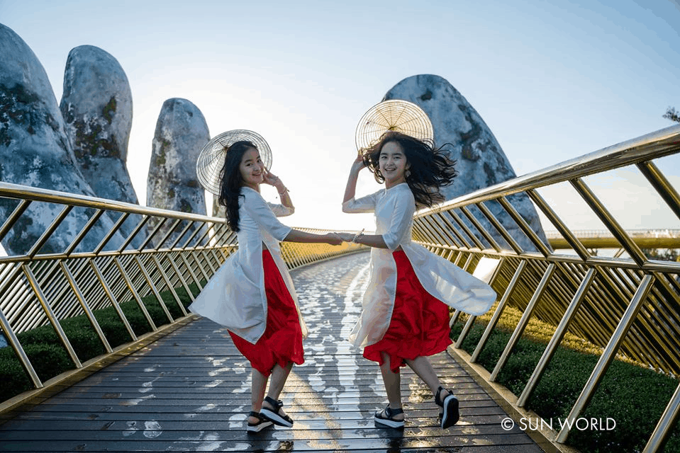 Bức ảnh ấn tượng của 2 cô nàng KOLs nhí ở Cầu Vàng Đà Nẵng