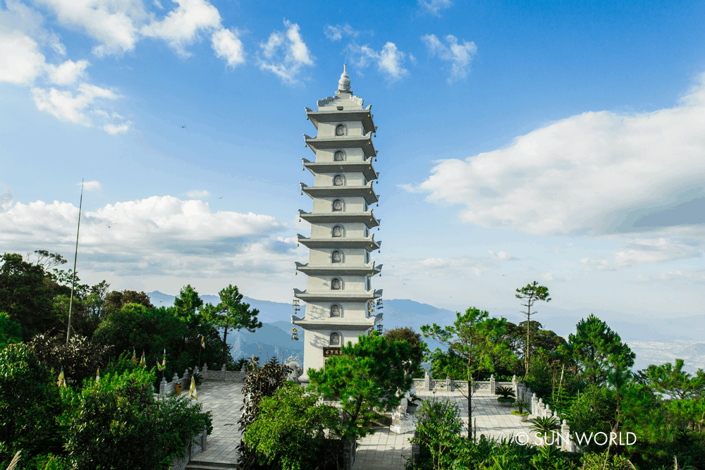 Linh Phong Bảo Tháp uy nghiêm với 9 tầng chạm mây