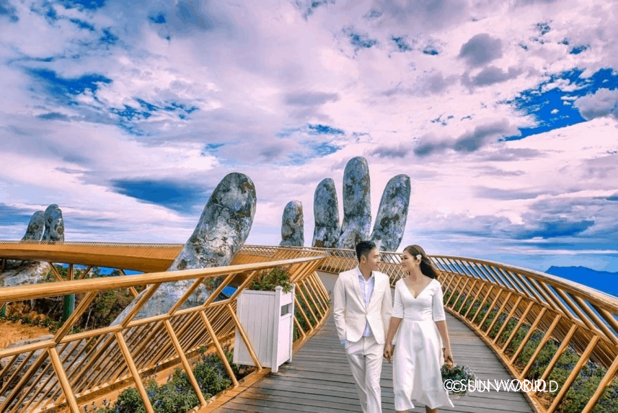 Nhiều cặp đôi đến Cầu Vàng Đà Nẵng chụp ảnh cưới, lưu lại khoảnh khắc đẹp nhất của mình.