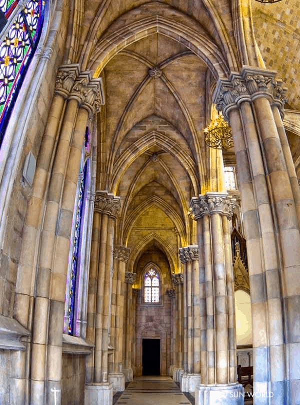 Mái vòm cao, cột đá, ô cửa sổ màu sắc là những đặc trưng của tòa thánh 