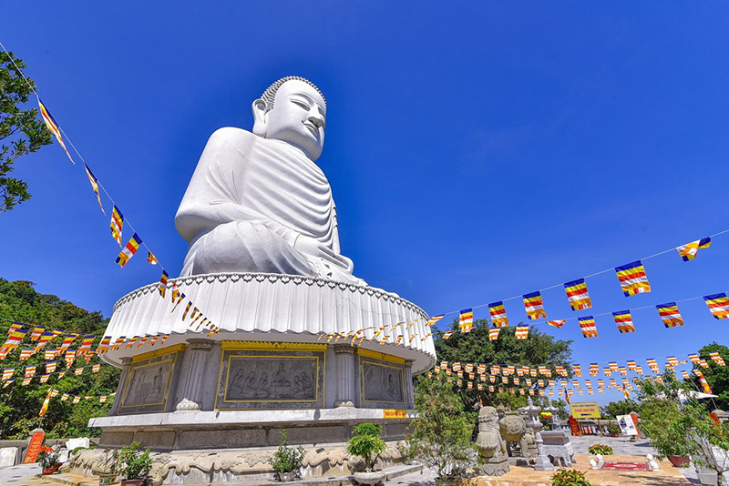 Tượng Phật tại chùa Linh Ứng Bà Nà