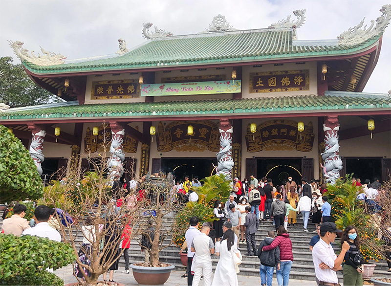 Người dân cầu an tại chùa Linh Ứng Bà Nà