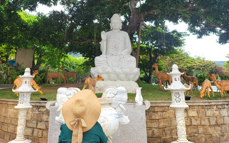 Tượng Phật Thích Ca tại vườn Lộc Uyển