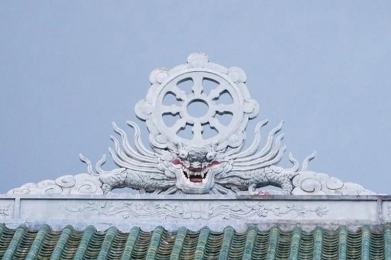 Chi tiết rồng đội bánh xe chuyển luân của chùa Linh Ứng Bãi Bụt