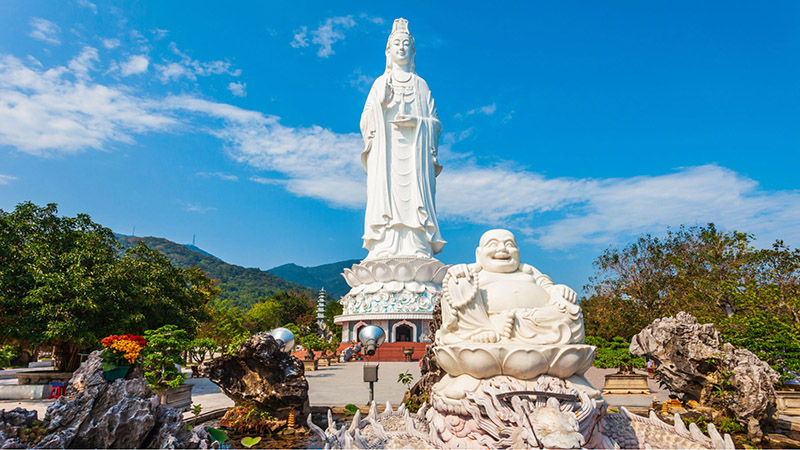Tượng làm bằng đá trắng nguyên khối ở chùa Linh Ứng Linh Bụt