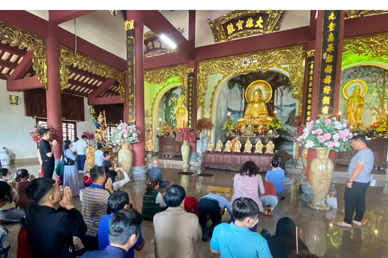 Du khách tới thăm chùa Linh Ứng Bãi Bụt để cầu may