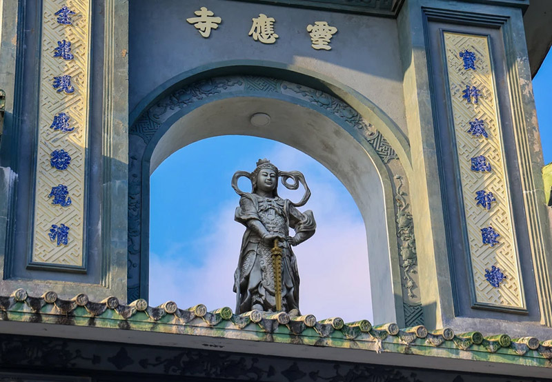 Chi tiết chạm xảo của cổng Tam Quan