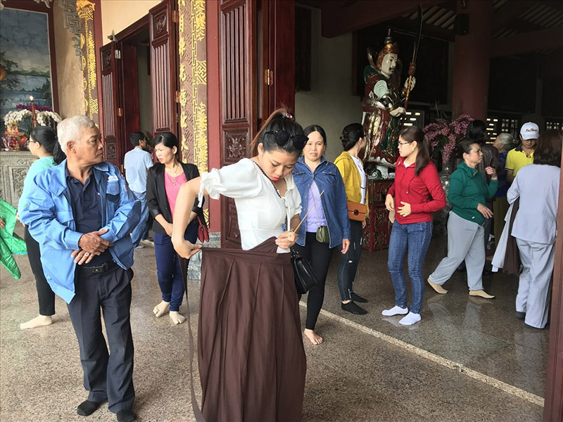 Xà rông dành do du khách đến thăm chùa