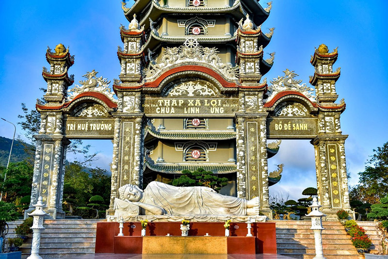 Tháp Xá Lợi tại chùa Linh Ứng Bãi Bụt