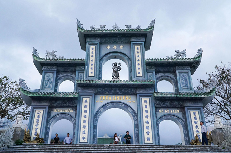 Kiến trúc cổng Tam Quan của chùa Linh Ứng Bãi Bụt