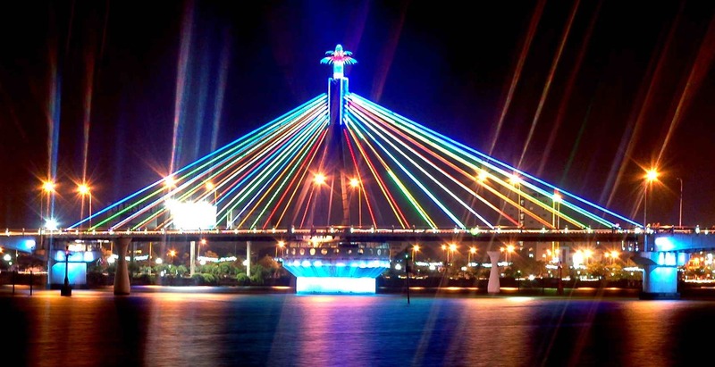 Hệ thống đèn LED giúp cầu sông Hàn trở nên nổi bật hơn vào ban đêm 
