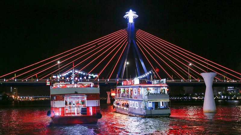 Bạn có thể mua vé đi thuyền để ngắm cầu Sông Hàn và khung cảnh thành phố hai bên bờ 