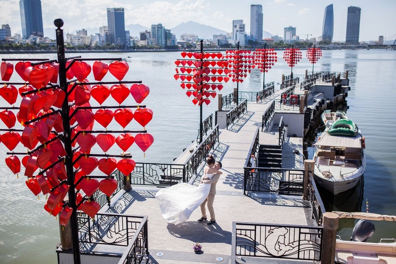 Nhiều cặp đôi đã lựa chọn chụp ảnh cưới tại cầu Tình yêu Đà Nẵng 