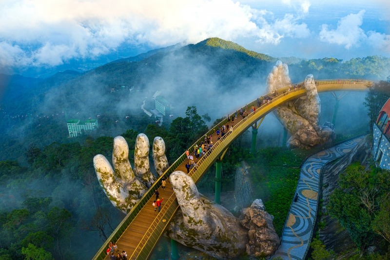 Cầu Vàng rộng 5m và dài 150m, nằm uốn cong trên sườn núi Bà Nà