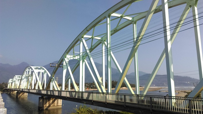 Cầu Nam Ô bắc qua sông Cu Đê, nối liền tuyến đường sắt Bắc - Nam qua địa phận thành phố 
