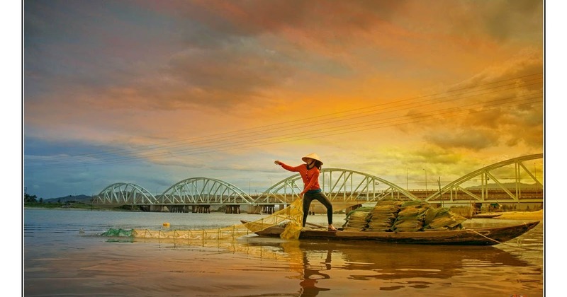 Bức ảnh tuyệt đẹp với cầu Nam Ô được chụp vào lúc hoàng hôn