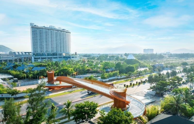 Cây cầu đi bộ nằm trên đường Nguyễn Tất Thành, Đà Nẵng