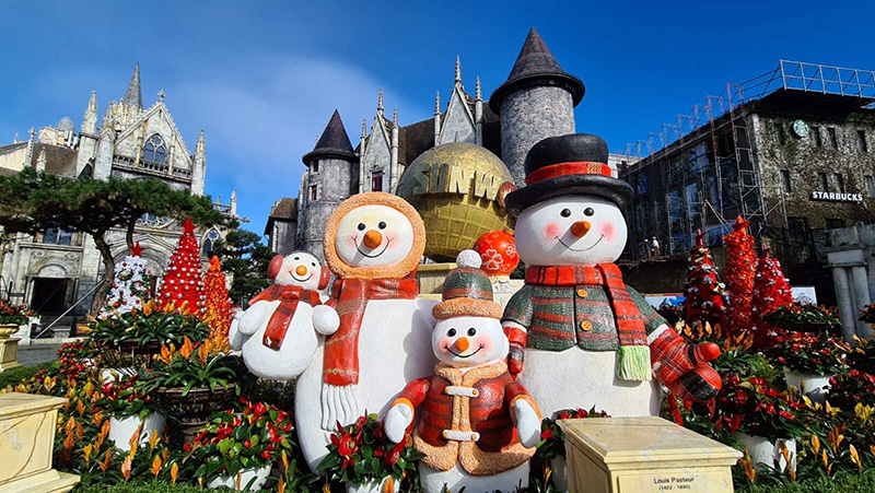 Adorable Giant Snowman Sculptures In The Ba Na Winter