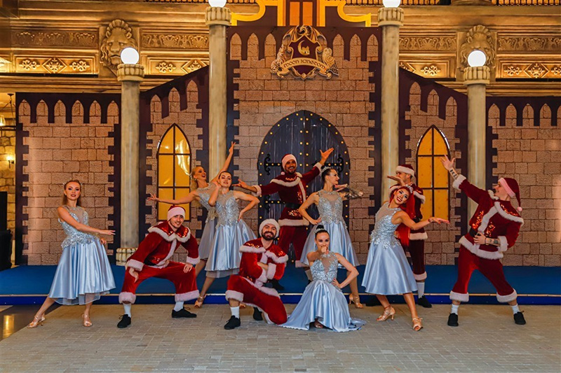 The Christmas Dance Show At The Moon Palace