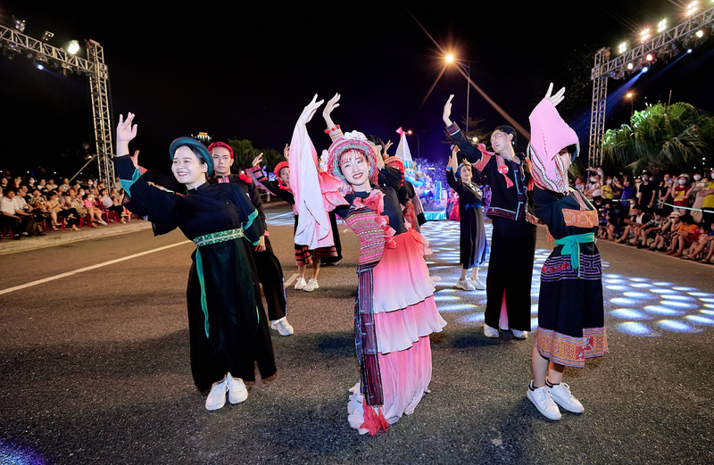 Các vũ công trình diễn chương trình biểu diễn nghệ thuật truyền thống “Một thoáng Việt Nam”