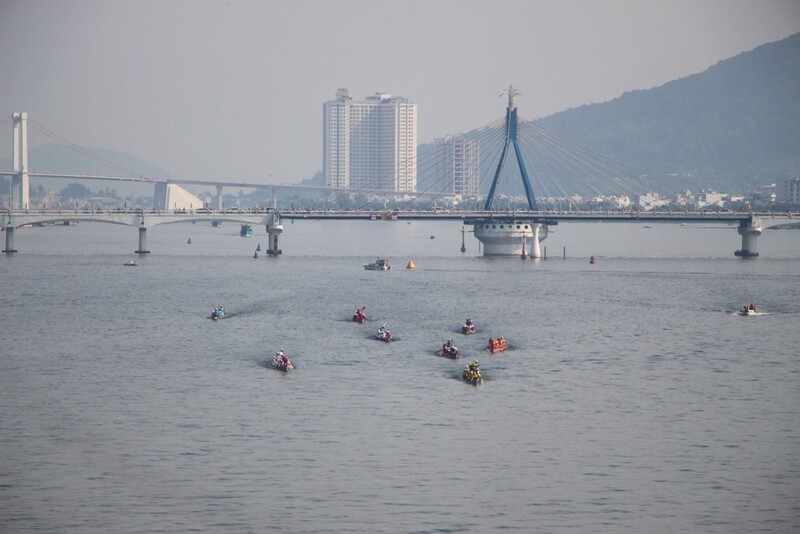 Cuộc đua thuyền diễn ra trên sông Hàn, đoạn từ cầu sông Hàn đến cầu Trần Thị Lý (Nguồn:tuoitrethudo.com)