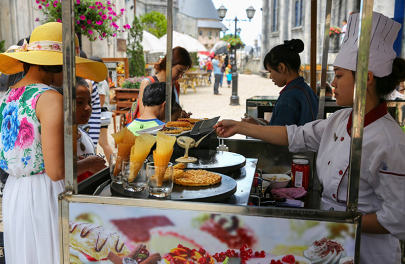 Du khách được phục vụ món ăn truyền thống của Pháp 