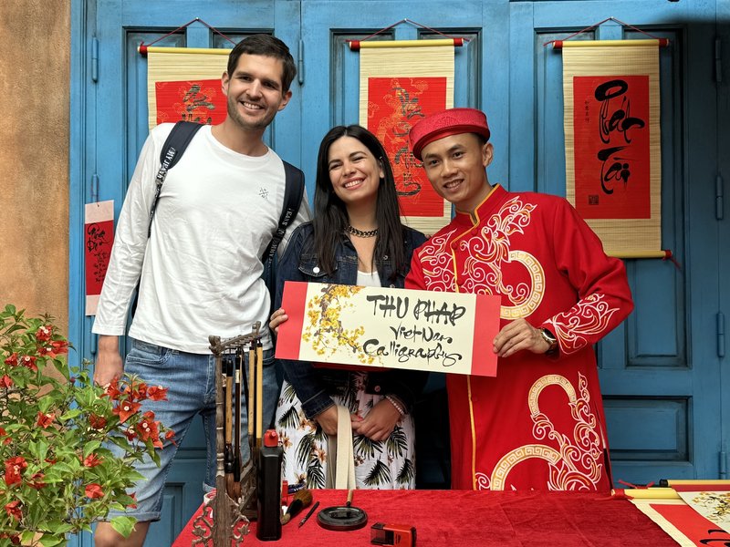 Du khách nước ngoài khám phá văn hóa thư pháp của Việt Nam 
