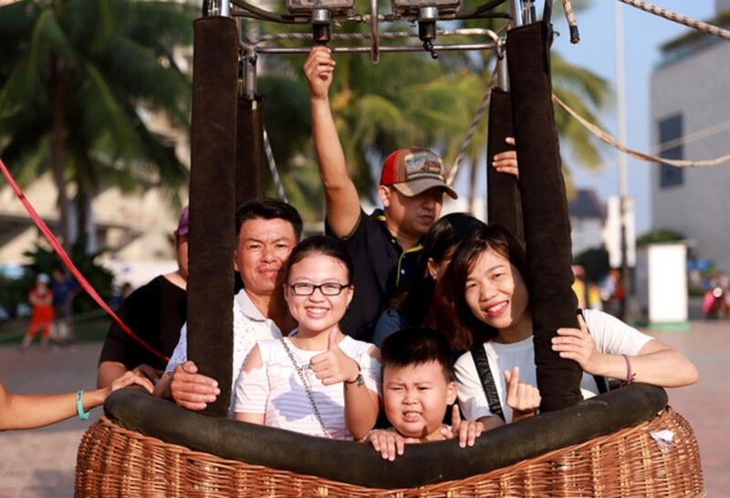 Du khách thích thú khi được bay trên khinh khí cầu (Nguồn: tinnhanhchungkhoan.vn)