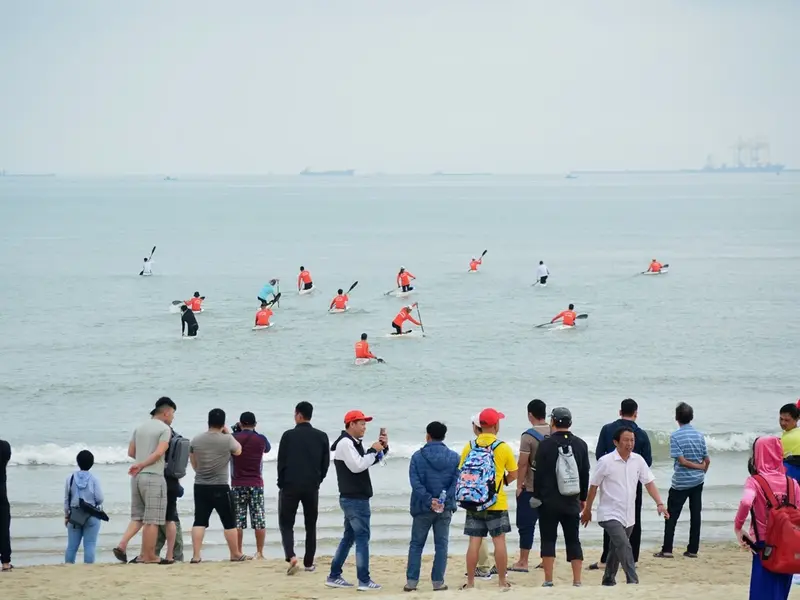 Du khách và người dân xem biểu diễn chèo thuyền kayak (Nguồn: thanhnien.vn)