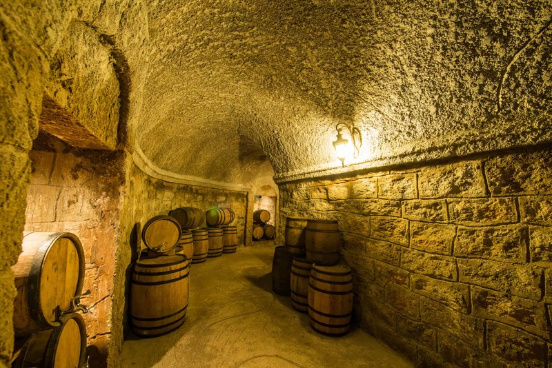 Hầm rượu Debay hơn trăm tuổi trên đỉnh núi Chúa 