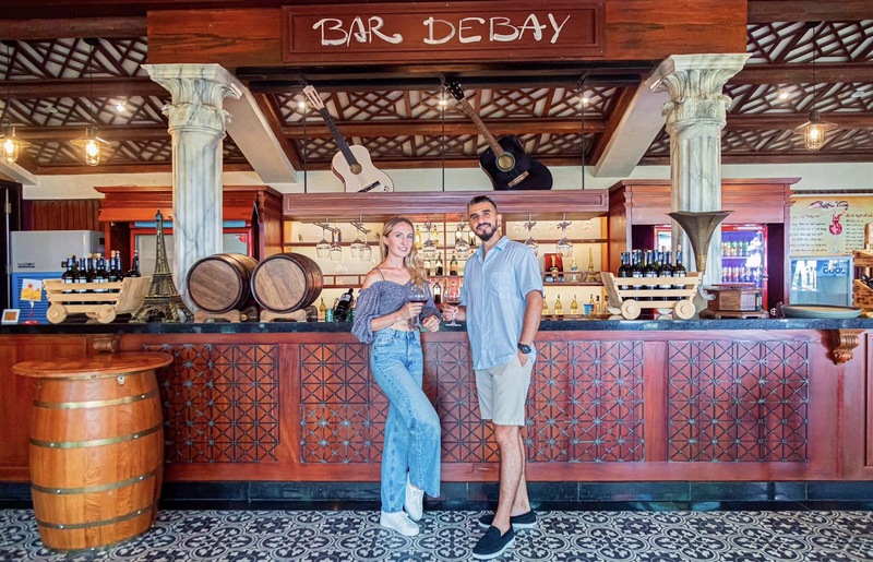 Hầm rượu Debay là nơi du khách được thưởng thức những ly rượu vang và cocktail thơm ngon hảo hạng