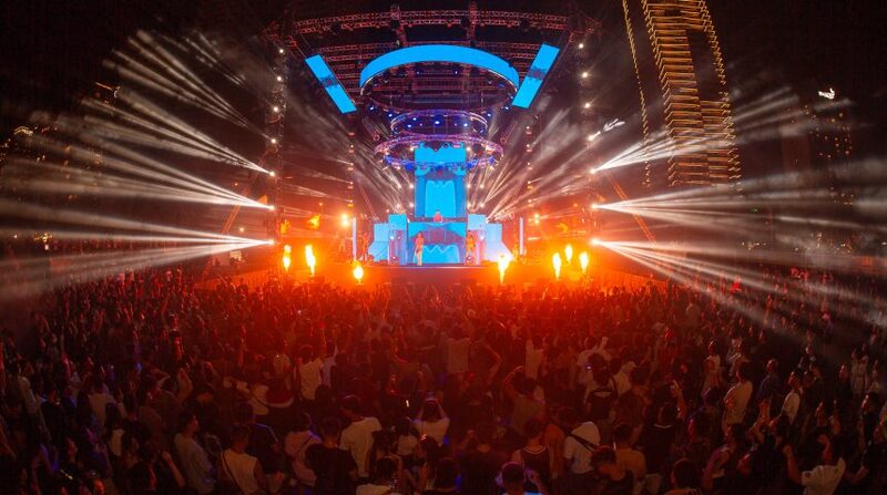 Hàng ngàn du khách tận hưởng sân khấu 360 độ tại lễ hội âm nhạc điện tử (Nguồn: arise.com.vn)