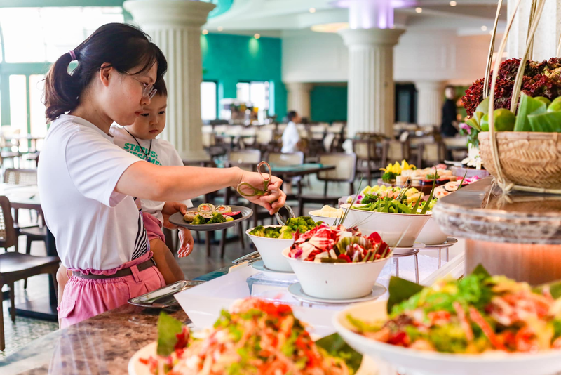 Không gian ẩm thực đa dạng với nhiều món ngon hấp dẫn tại khu vực nhà hàng buffet Ba Na Hills