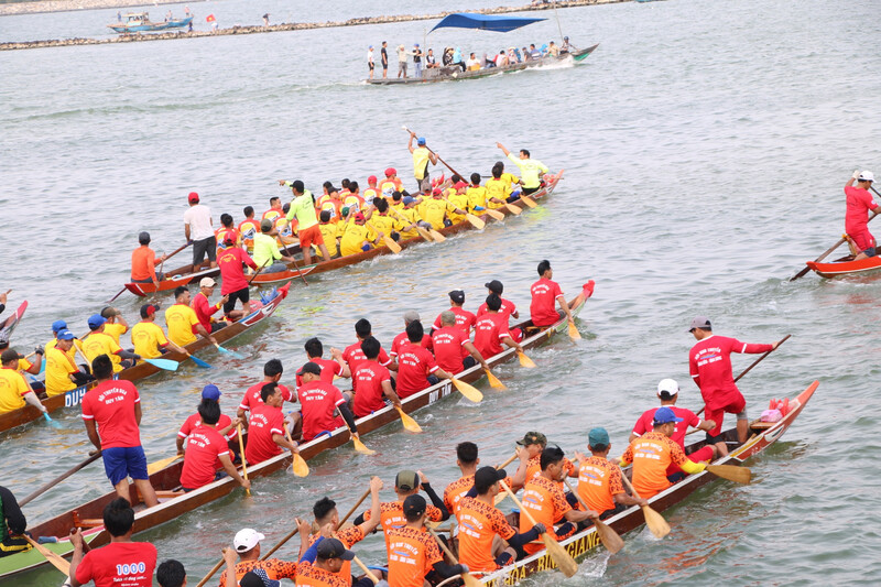 Lễ hội đua thuyền như một nghi thức cầu may, khai thông kênh rạch để hướng đến những điều tốt đẹp trong năm tới (Nguồn: congly.vn)