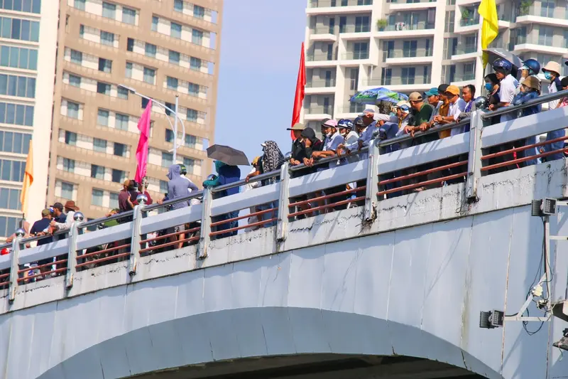Người dân có mặt để cổ vũ cho đoàn đua thuyền (Nguồn: thanhnien.vn)