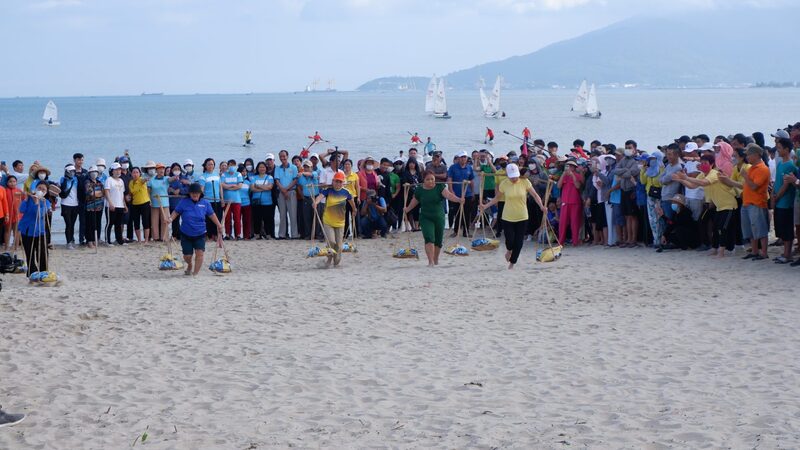 Người dân háo hức tham gia trò chơi gánh cá (Nguồn: baotangdanang.vn)