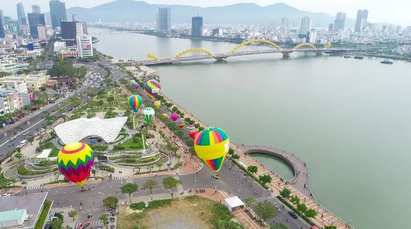 Những chiếc khinh khí cầu đã sẵn sàng bay lượn trên sông Hàn (Nguồn: plo.vn)