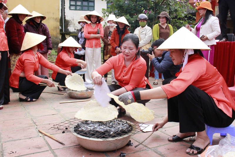Phần thi tráng bánh đặc trưng của lễ hội làng Túy Loan (Nguồn: baotangdanang.vn)
