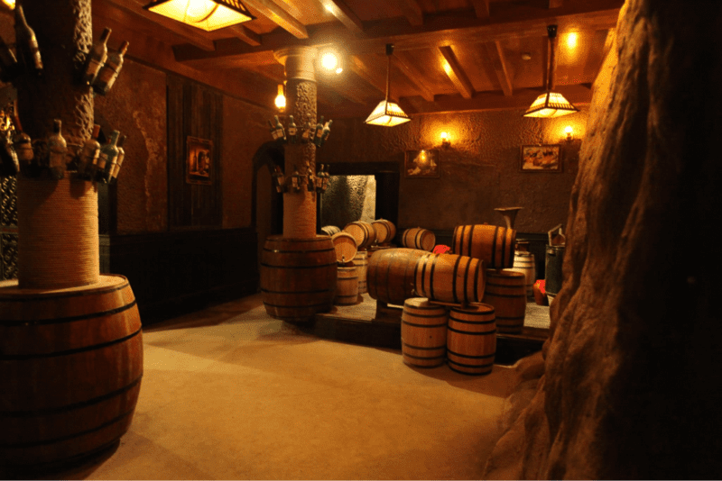 Hầm rượu cổ Debay nằm sâu trong lòng núi với những thùng vang gỗ sồi hảo hạng