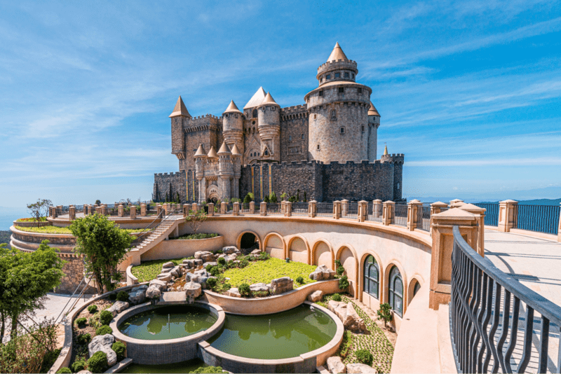 Lâu đài Mặt Trăng gây ấn tượng với lối kiến trúc Gothic đặc trưng của Pháp