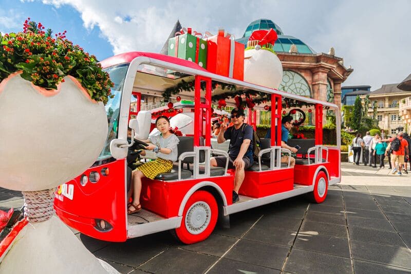Xe điện đưa đón du khách cũng được trang trí theo chủ đề Giáng sinh rất đẹp mắt